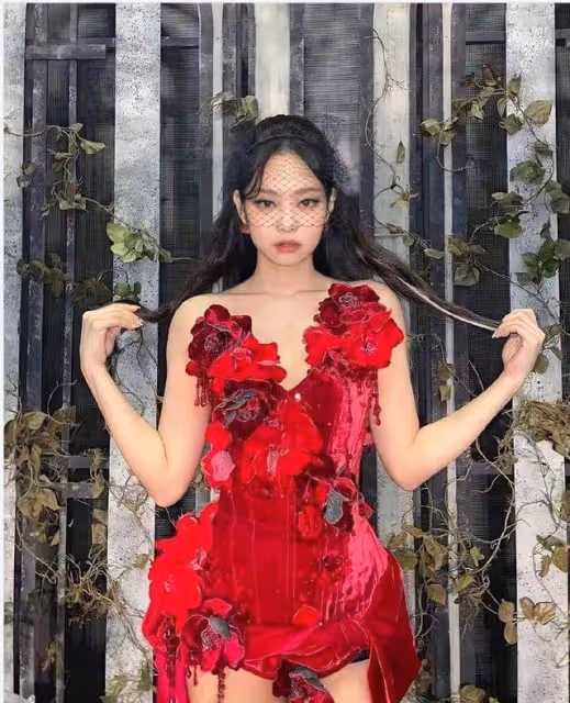撿漏林允解約品牌,火速簽約辱華代言,後與安娜溫圖爾合影惹爭議