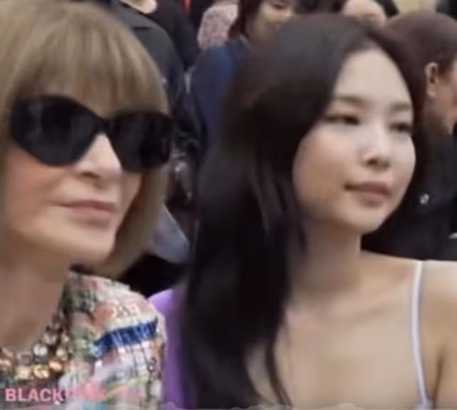 撿漏林允解約品牌,火速簽約辱華代言,後與安娜溫圖爾合影惹爭議
