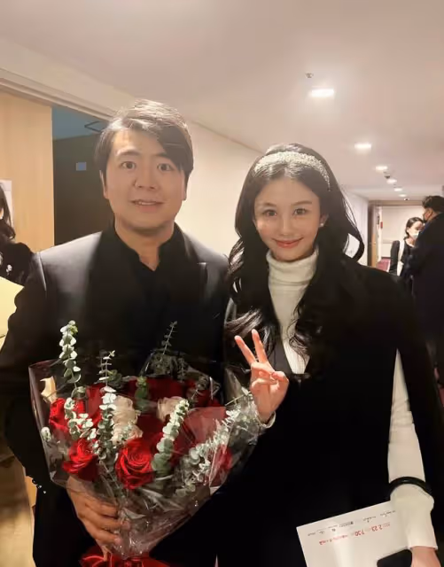 邱淑貞女兒跨國追星郎朗夫婦,與吉娜同框臉小一圈,千金氣質超群