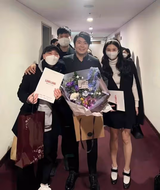 邱淑貞女兒跨國追星郎朗夫婦,與吉娜同框臉小一圈,千金氣質超群