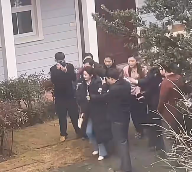 趙麗穎被曝耍大牌!拍戲現場工作人員搶奪路人手機,遭吐槽太虛偽