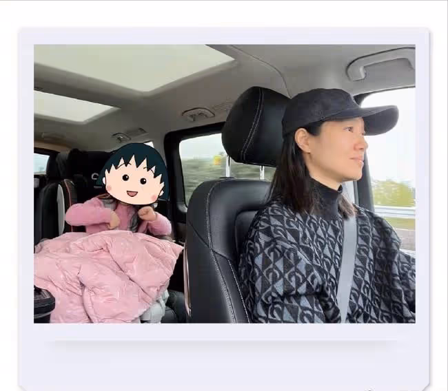 朱丹開車帶倆孩子探班老公,夫妻二人終同框,周一圍留長發被認錯