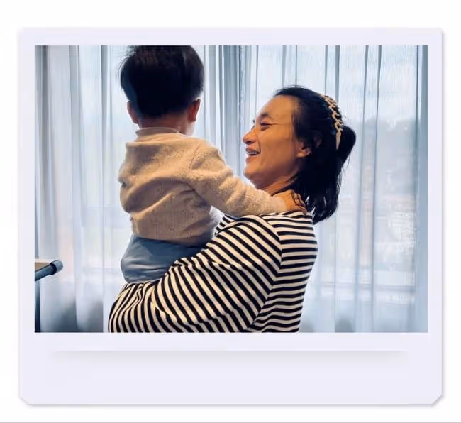 朱丹開車帶倆孩子探班老公,夫妻二人終同框,周一圍留長發被認錯