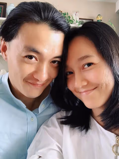 朱丹開車帶倆孩子探班老公,夫妻二人終同框,周一圍留長發被認錯