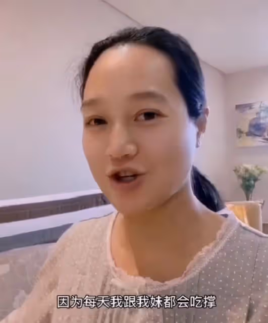 朱丹開車帶倆孩子探班老公,夫妻二人終同框,周一圍留長發被認錯