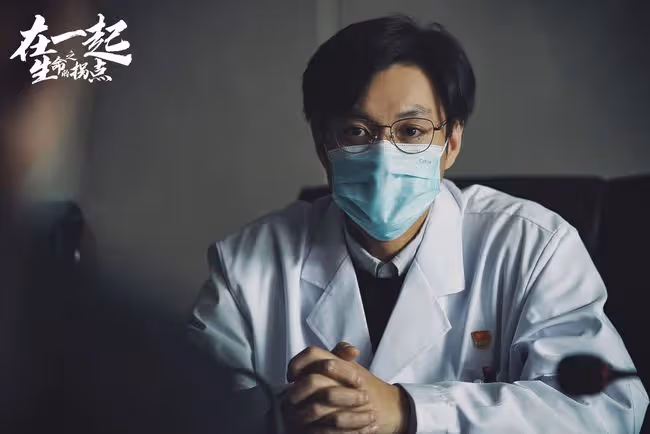 朱丹開車帶倆孩子探班老公,夫妻二人終同框,周一圍留長發被認錯