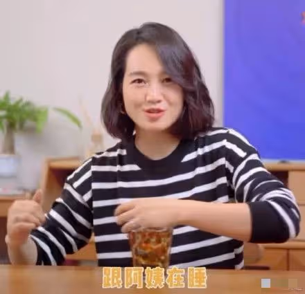 朱丹開車帶倆孩子探班老公,夫妻二人終同框,周一圍留長發被認錯