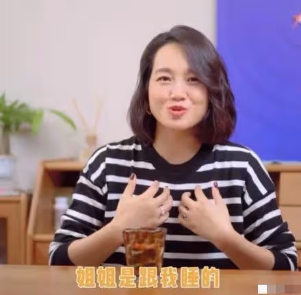 朱丹開車帶倆孩子探班老公,夫妻二人終同框,周一圍留長發被認錯