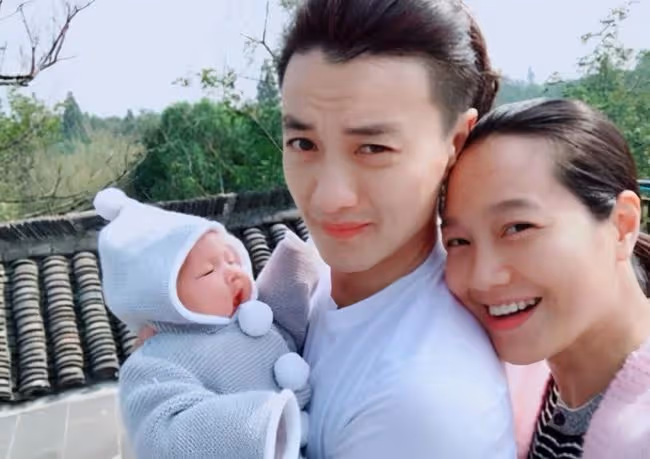 朱丹開車帶倆孩子探班老公,夫妻二人終同框,周一圍留長發被認錯