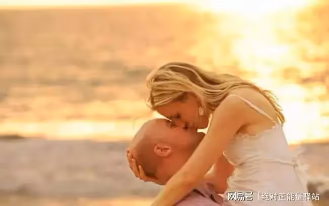 婆婆:趕緊取消AA制,把該給我的錢給我,丈夫:這不是你願意的嗎