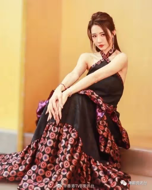 菊梓喬甩緋聞男友陪妹妹唱情歌!黃翠如心情好做眼鏡娘