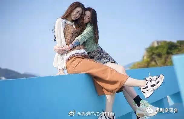 菊梓喬甩緋聞男友陪妹妹唱情歌!黃翠如心情好做眼鏡娘
