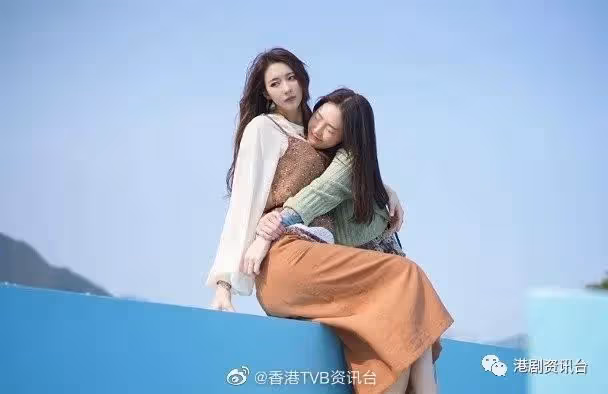 菊梓喬甩緋聞男友陪妹妹唱情歌!黃翠如心情好做眼鏡娘