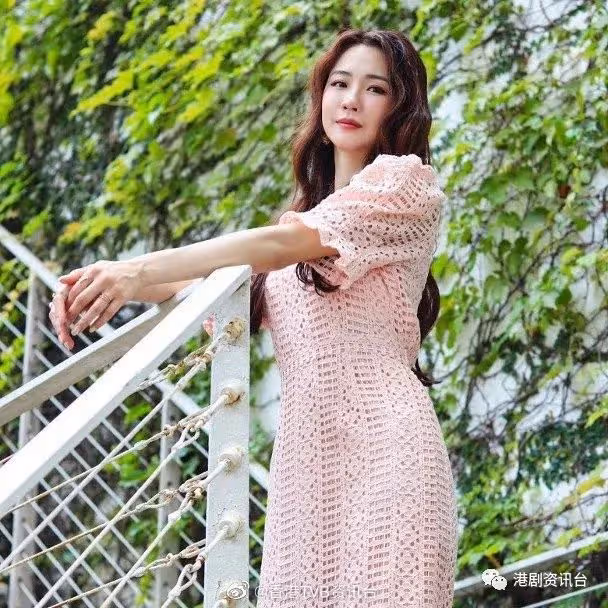 菊梓喬甩緋聞男友陪妹妹唱情歌!黃翠如心情好做眼鏡娘