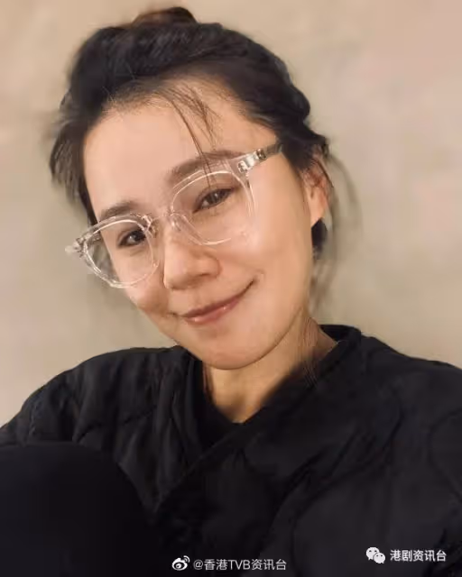 菊梓喬甩緋聞男友陪妹妹唱情歌！黃翠如心情好做眼鏡娘