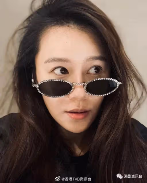 菊梓喬甩緋聞男友陪妹妹唱情歌！黃翠如心情好做眼鏡娘