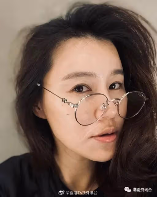 菊梓喬甩緋聞男友陪妹妹唱情歌！黃翠如心情好做眼鏡娘