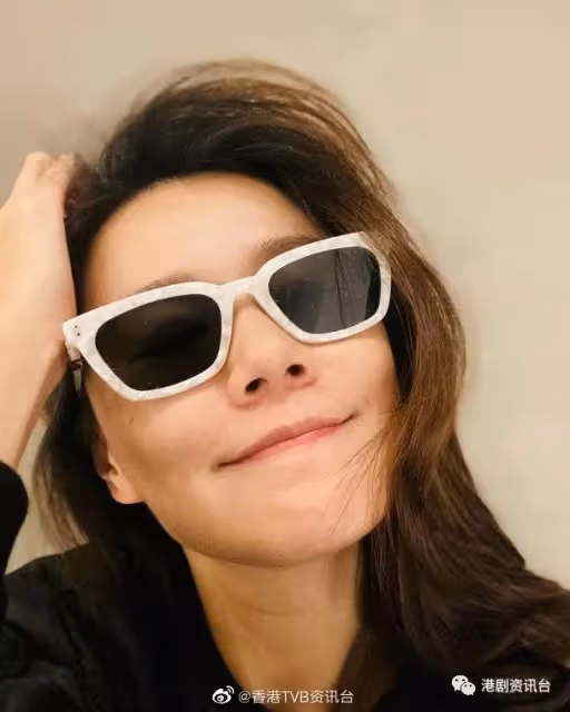 菊梓喬甩緋聞男友陪妹妹唱情歌！黃翠如心情好做眼鏡娘