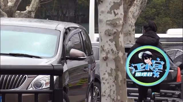 奚夢瑤疑又懷三胎,穿棉服緊捂小腹現身醫院,剛產二胎不到4個月