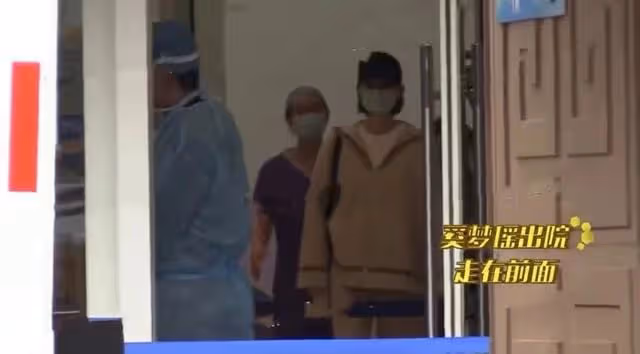 奚夢瑤疑又懷三胎,穿棉服緊捂小腹現身醫院,剛產二胎不到4個月