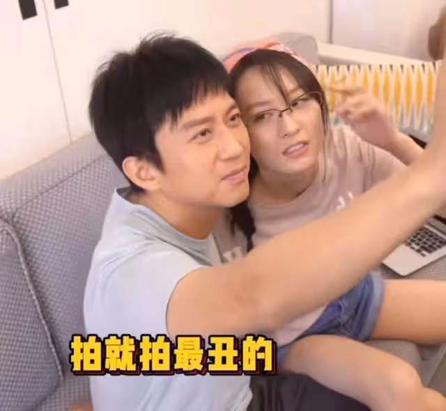 鄧超與女星拍照太親密引爭議,大腿被女方壓住,互動嫻熟好似情侶