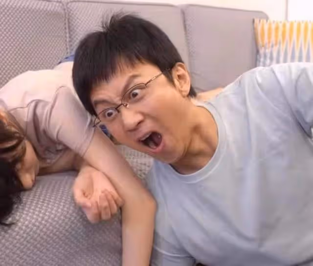 鄧超與女星拍照太親密引爭議,大腿被女方壓住,互動嫻熟好似情侶