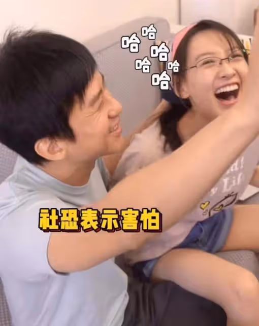 鄧超與女星拍照太親密引爭議,大腿被女方壓住,互動嫻熟好似情侶