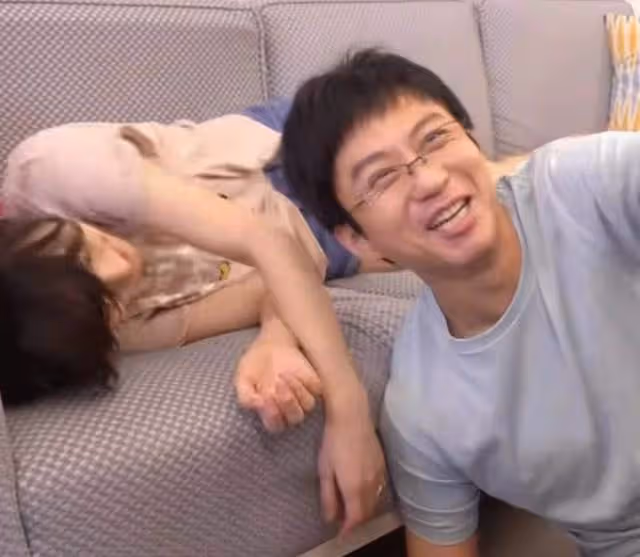 鄧超與女星拍照太親密引爭議,大腿被女方壓住,互動嫻熟好似情侶