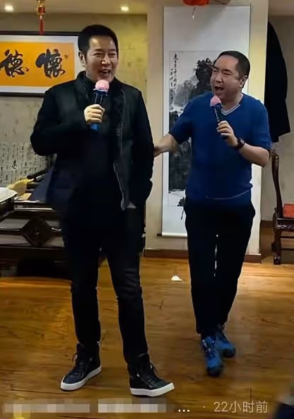 戲骨姚剛在酒局高歌,桌上滿是酒瓶喝到臉漲紅,旁邊女伴一身名牌