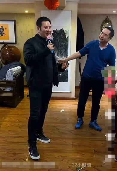 戲骨姚剛在酒局高歌,桌上滿是酒瓶喝到臉漲紅,旁邊女伴一身名牌