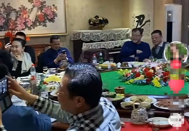 戲骨姚剛在酒局高歌,桌上滿是酒瓶喝到臉漲紅,旁邊女伴一身名牌
