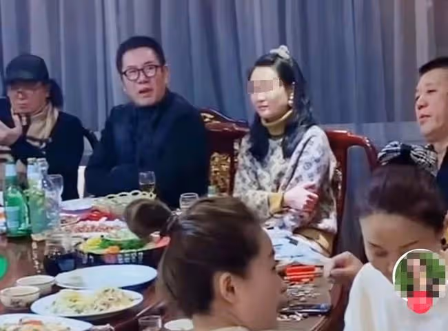 戲骨姚剛在酒局高歌,桌上滿是酒瓶喝到臉漲紅,旁邊女伴一身名牌