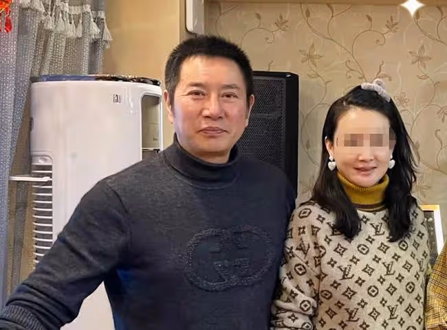 戲骨姚剛在酒局高歌,桌上滿是酒瓶喝到臉漲紅,旁邊女伴一身名牌