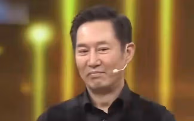 戲骨姚剛在酒局高歌,桌上滿是酒瓶喝到臉漲紅,旁邊女伴一身名牌