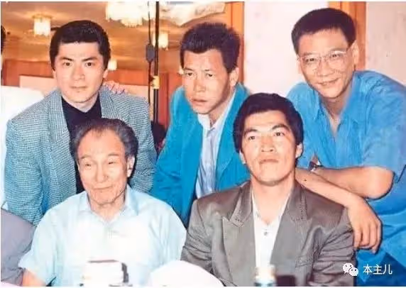 「大傻」成奎安去世後,大兒子獨吞遺產,小兒子連上學的錢都沒有