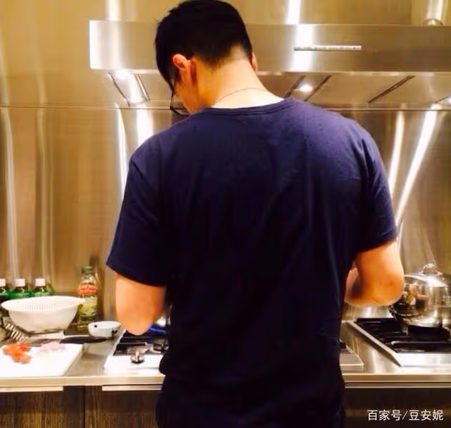 曬曬楊千嬅在香港的家,平時都是老公做飯,這種相處方式太舒服了