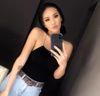 富豪千金進娛樂圈:18歲時當過酒店小姐!曾被男友攜私密照威脅