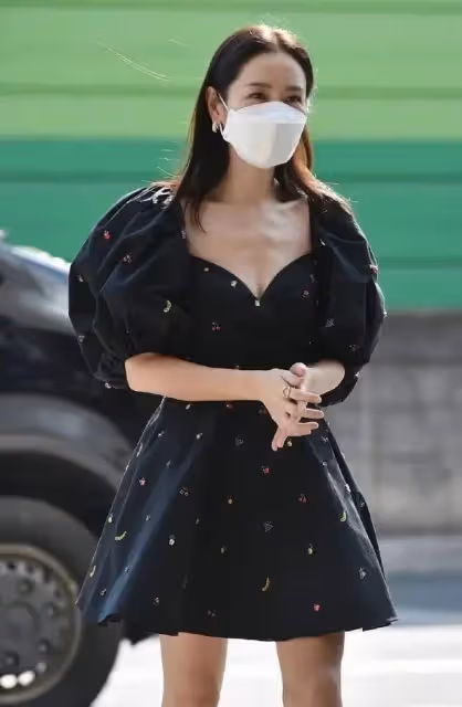 40歲孫藝珍婚後首度亮相,神情憔悴卻眼帶笑意,玄彬把她怎麼了?