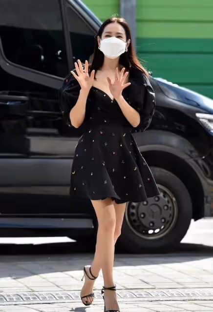 40歲孫藝珍婚後首度亮相,神情憔悴卻眼帶笑意,玄彬把她怎麼了?