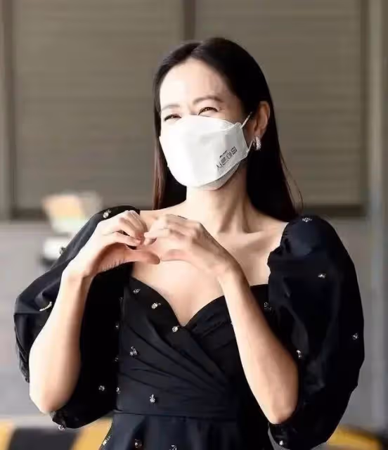 40歲孫藝珍婚後首度亮相,神情憔悴卻眼帶笑意,玄彬把她怎麼了?