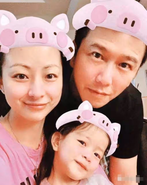 57歲溫兆倫定居內地近20年罕曬娃!6歲女兒五官精緻,側顏似神爸