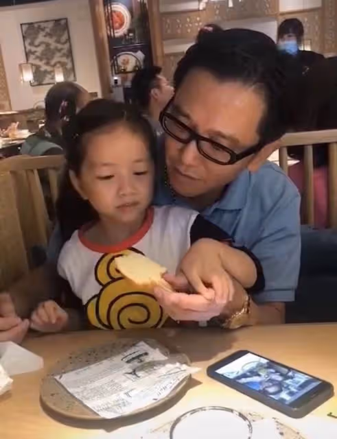57歲溫兆倫定居內地近20年罕曬娃!6歲女兒五官精緻,側顏似神爸