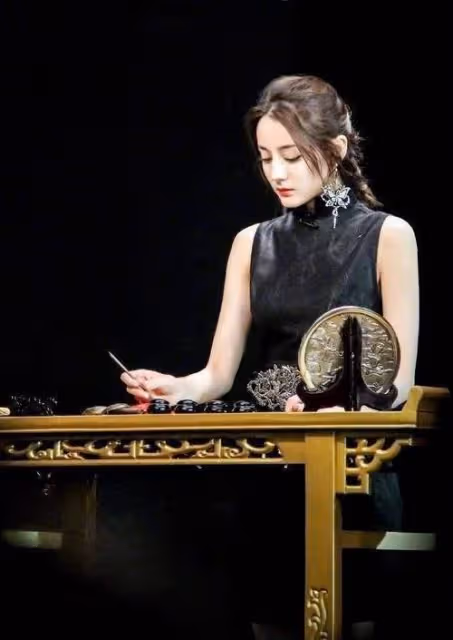 「女人的腰、奪命的刀」，來看看哪位女星的旗袍照最奪魂