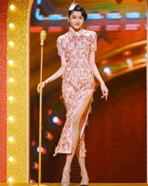 「女人的腰、奪命的刀」,來看看哪位女星的旗袍照最奪魂