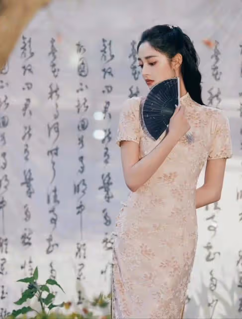 「女人的腰、奪命的刀」,來看看哪位女星的旗袍照最奪魂