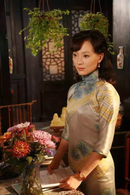 「女人的腰、奪命的刀」,來看看哪位女星的旗袍照最奪魂