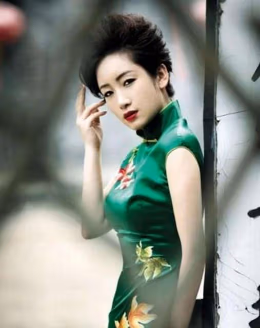 「女人的腰、奪命的刀」,來看看哪位女星的旗袍照最奪魂