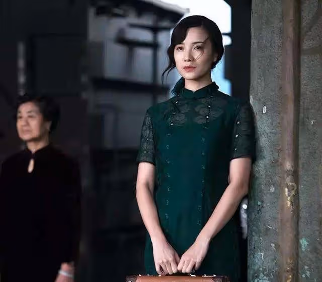「女人的腰、奪命的刀」,來看看哪位女星的旗袍照最奪魂