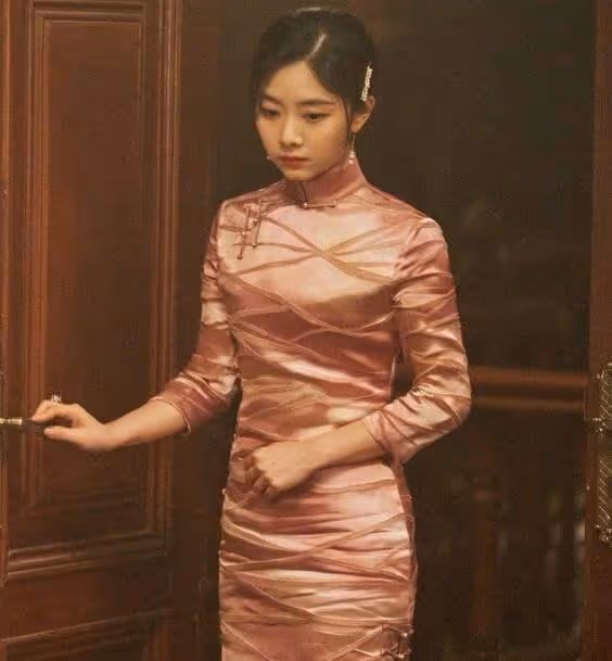 「女人的腰、奪命的刀」,來看看哪位女星的旗袍照最奪魂