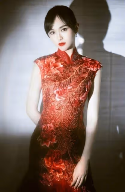 「女人的腰、奪命的刀」,來看看哪位女星的旗袍照最奪魂